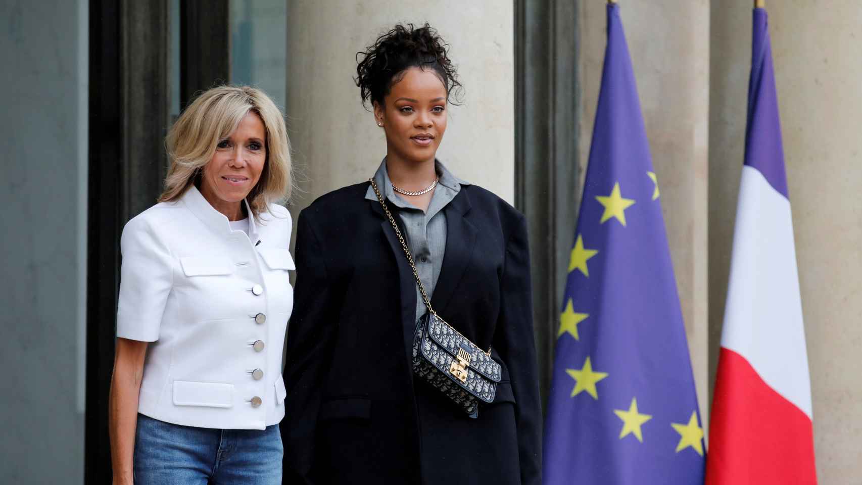Brigitte Macron junto a la cantante Rihanna en una recepción en el Elíseo