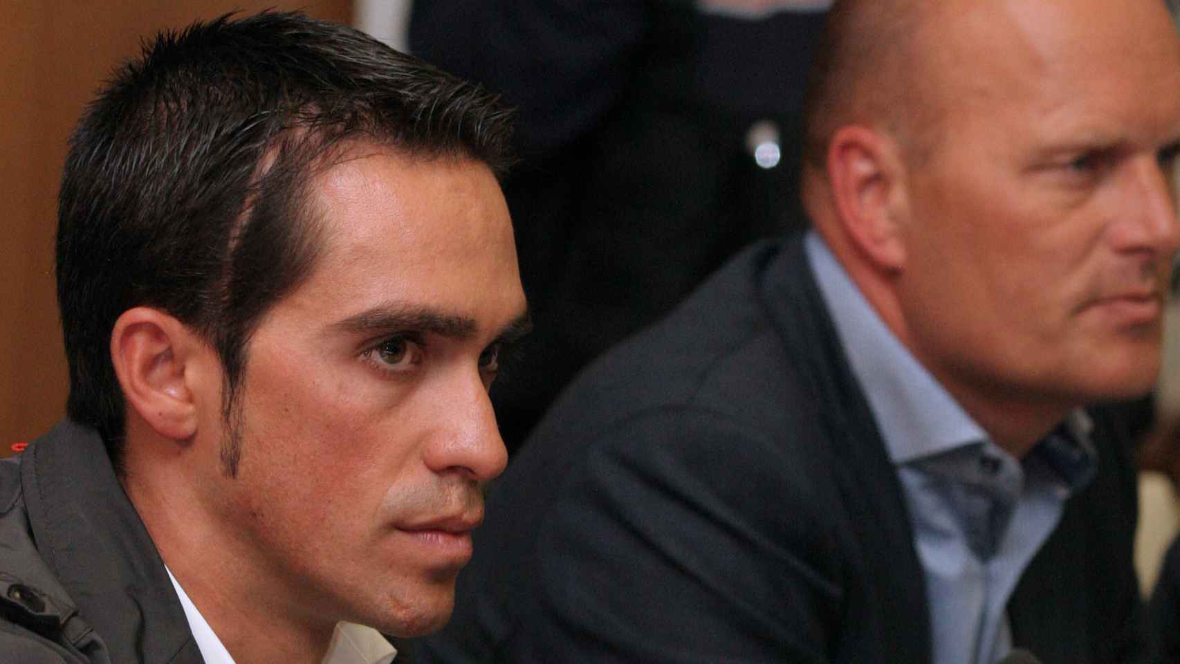 El ciclista Alberto Contador durante una rueda de prensa tras su sanción por dopaje, en febrero de 2012