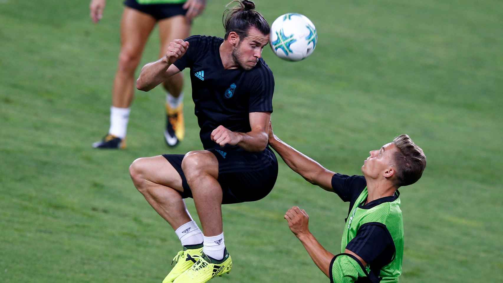 Bale, ante Marcos Llorente, en el entrenamiento previo a la Supercopa de Europa.