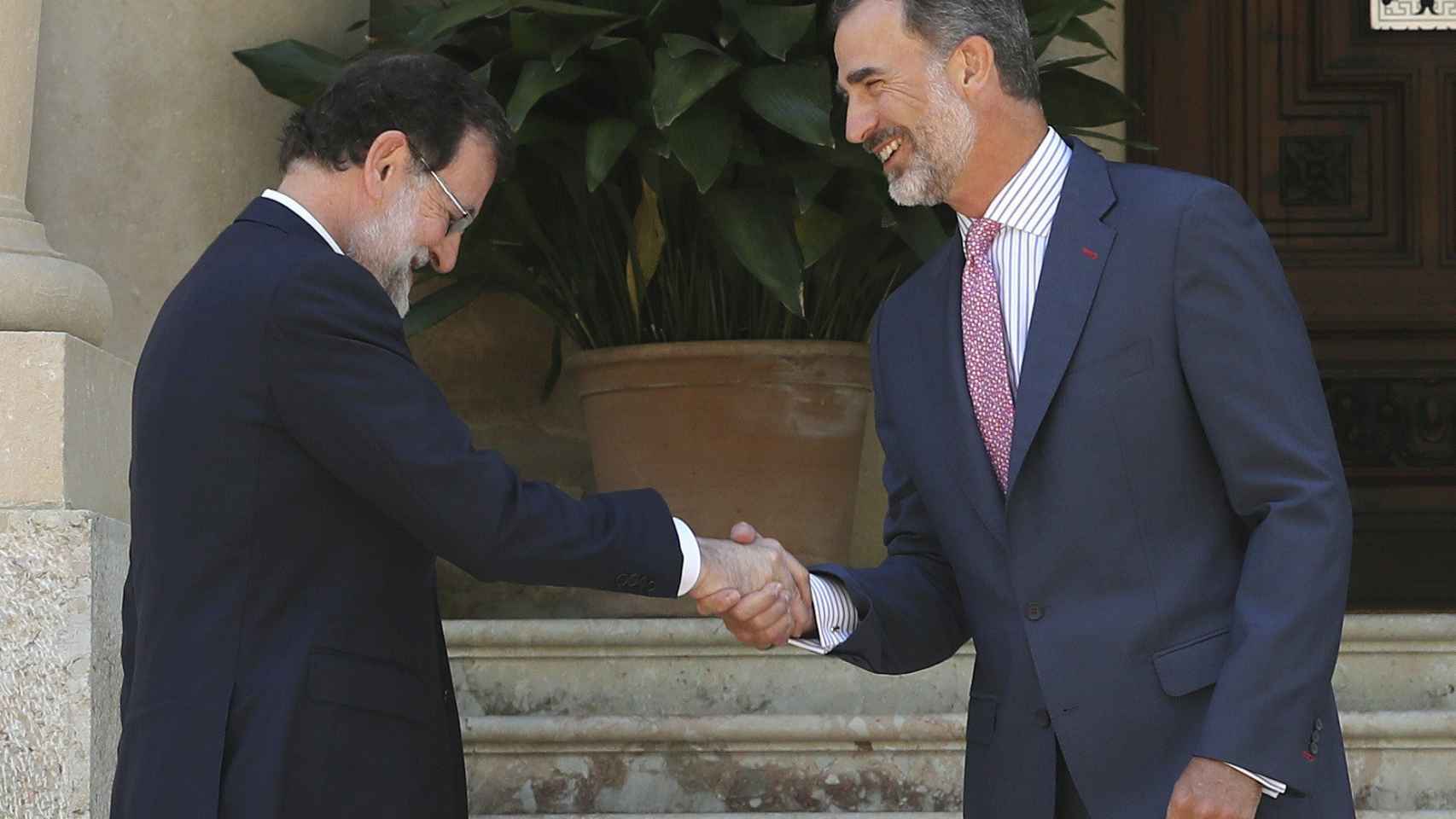 El presidente del Gobierno, Mariano Rajoy, y Felipe VI este lunes.