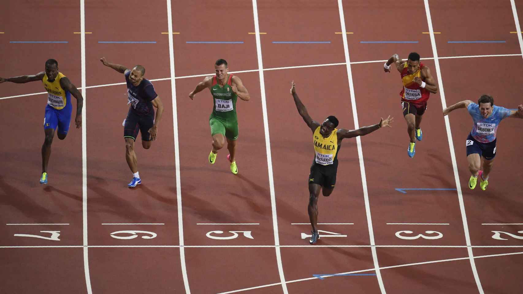 Omar McLeod, oro olímpico, ganó con un tiempo de 13.04 segundos.