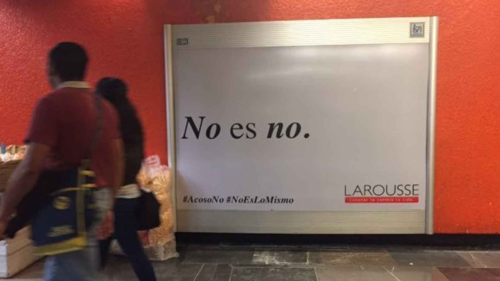 Una de las imágenes de la campaña de Larousse contra el acoso sexual.