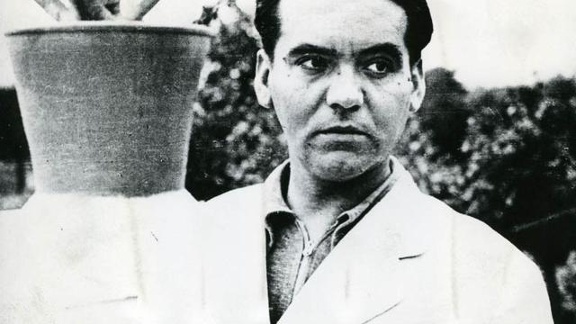 Lorca en la huerta de San Vicente, Granada, en 1935. Fundación Lorca.