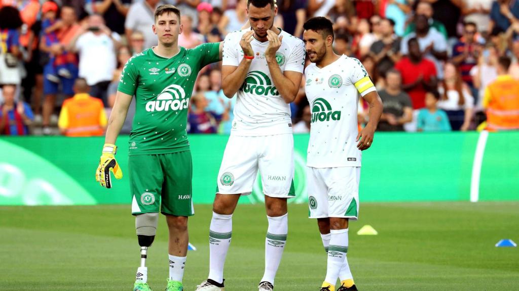 Follman (i), Neto (c) y Alan Ruschel (d), supervivientes del accidente aéreo del Chapecoense.