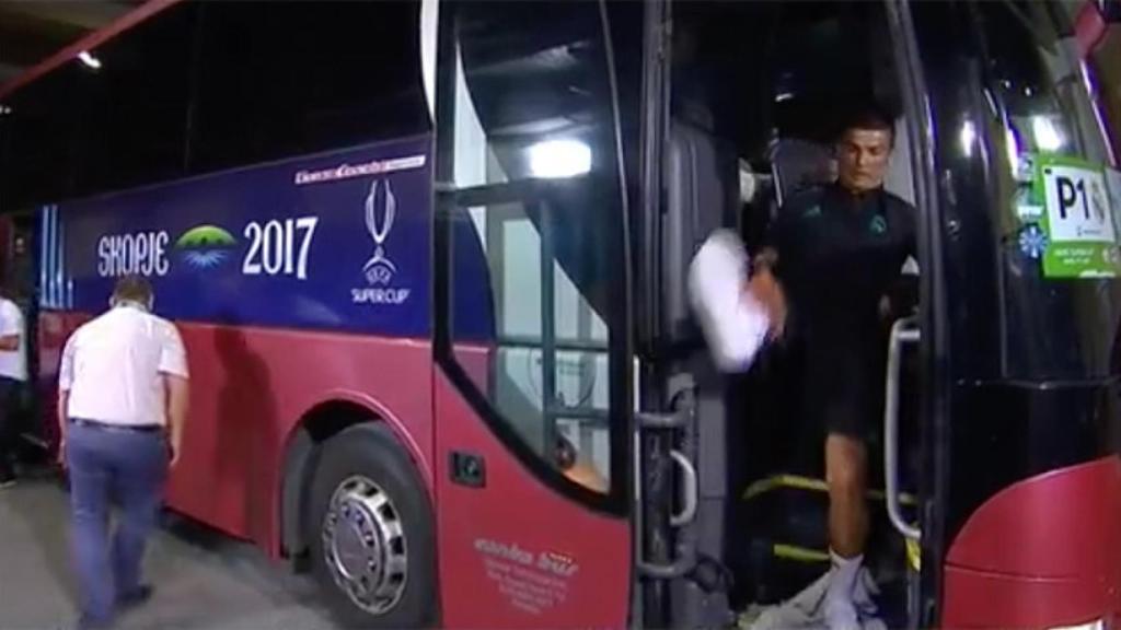 Cristinano Ronaldo, a punto de caerse del autobús del Real Madrid