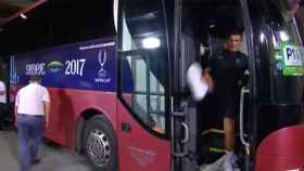 Cristinano Ronaldo, a punto de caerse del autobús del Real Madrid