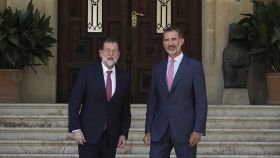 El Rey Felipe VI y  Mariano Rajoy en la entrada del Palacio de Marivent.