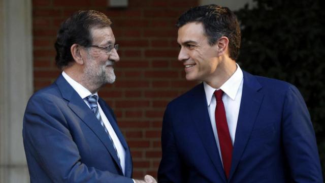 El presidente del Gobierno, Mariano Rajoy, con el secretario general del PSOE, Pedro Sánchez.