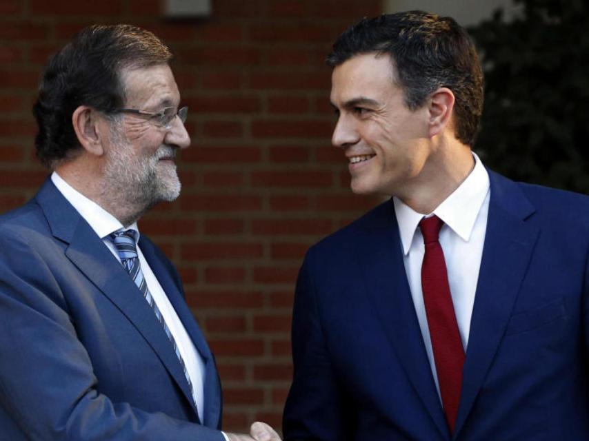 El presidente del Gobierno, Mariano Rajoy, con el secretario general del PSOE, Pedro Sánchez.