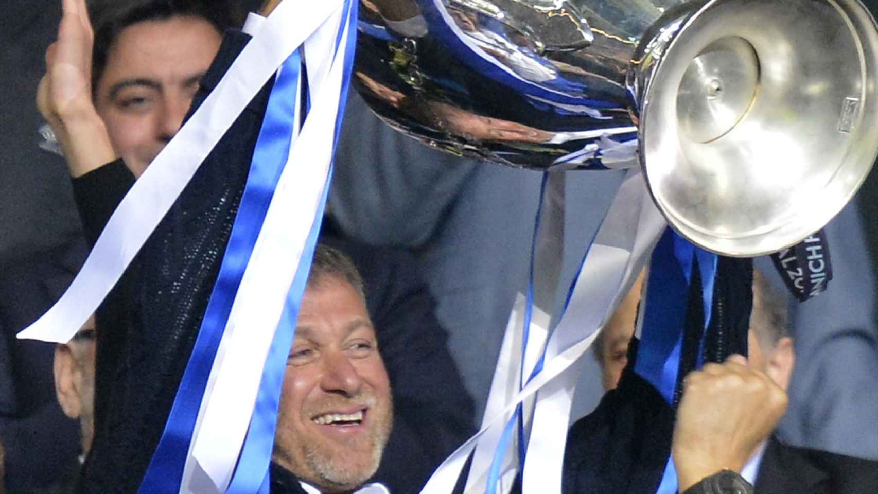 Abramovich sosteniendo el trofeo de la Champions tras la victoria del Chelsea.