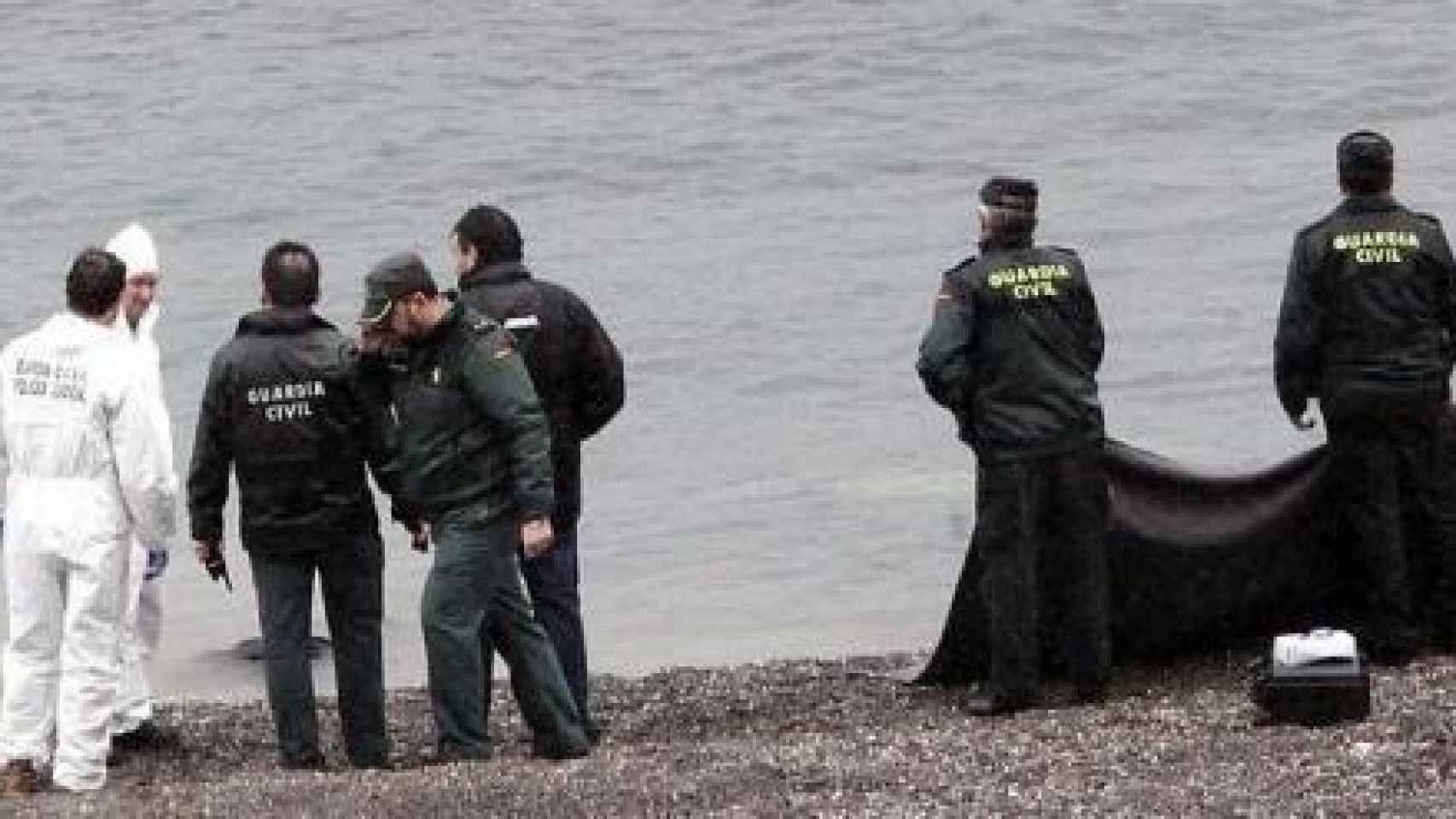 Momento del rescate de los cuerpos de los inmigrantes muertos mientras trataban de llegar a nado a una playa ceutí.
