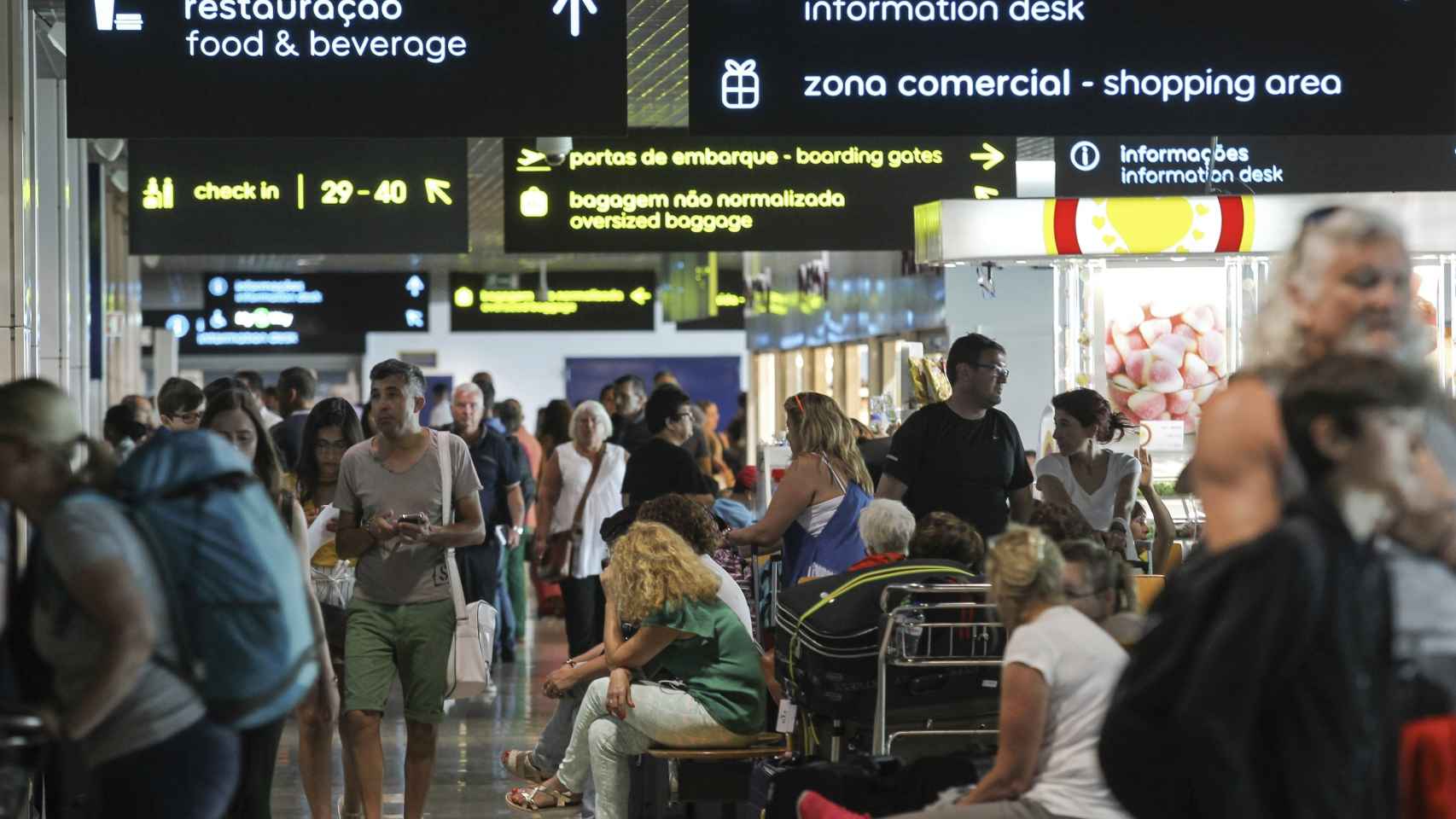 Varias personas esperan en el aeropuerto internacional de Funchal.