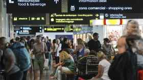 Varias personas esperan en el aeropuerto internacional de Funchal.