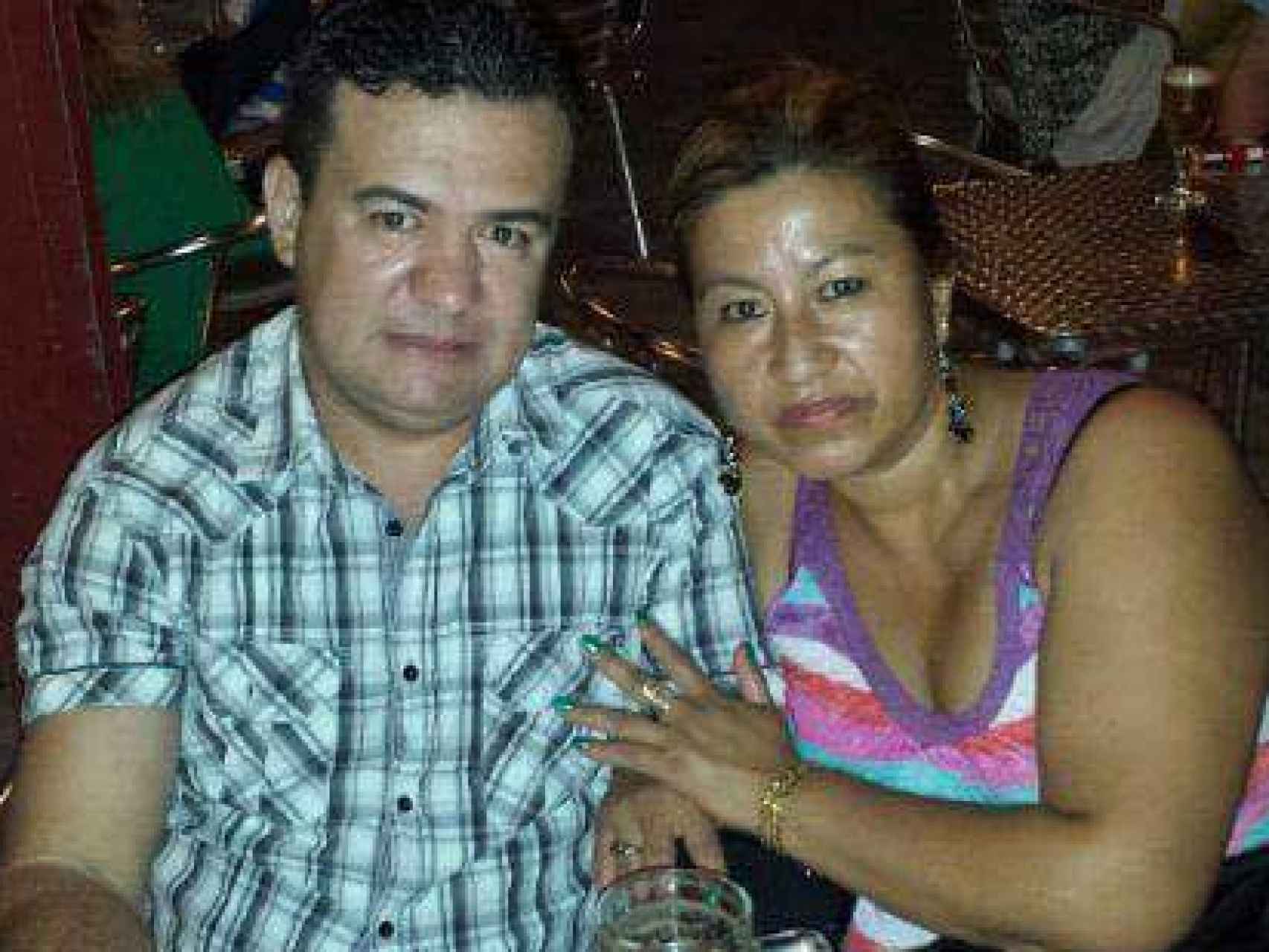 Marisela, de 48 años, junto a su marido y asesino durante una cena