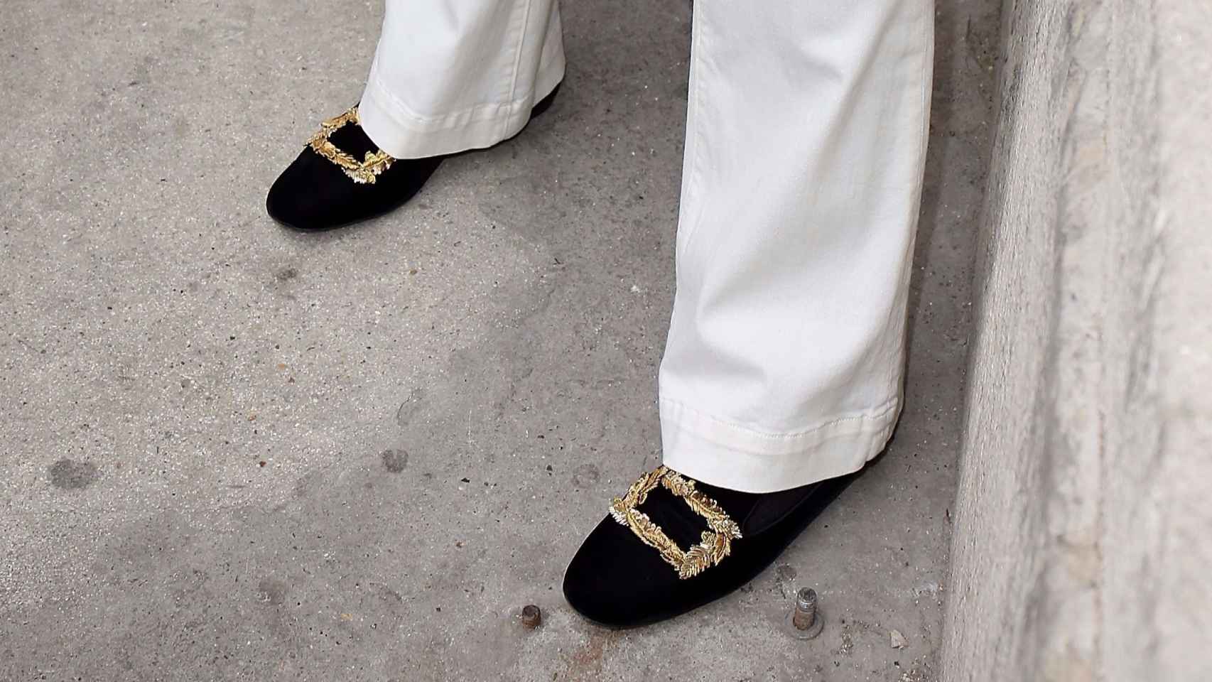 Los slippers de Roger Vivier que siempre lleva Inés de la Fressange. | Foto: Getty Images.