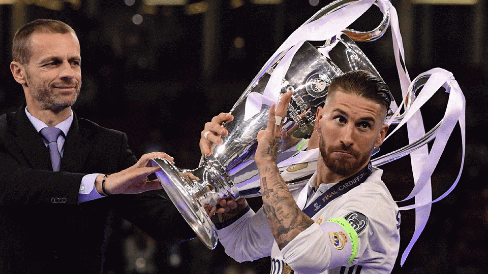 Ceferin, presidente de la UEFA, entrega el trofeo de la Champions a Sergio Ramos.