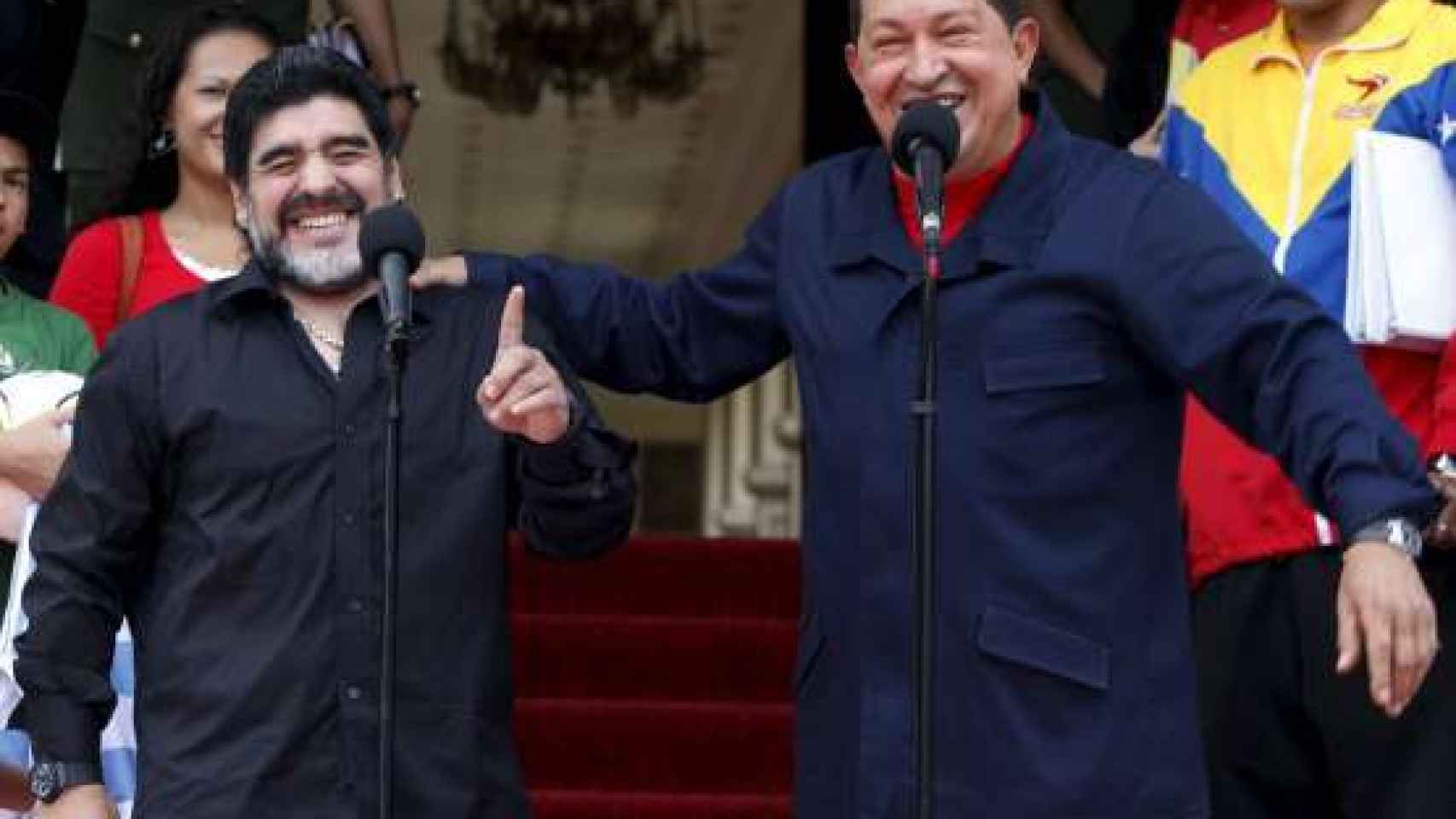 Maradona junto a Chávez.
