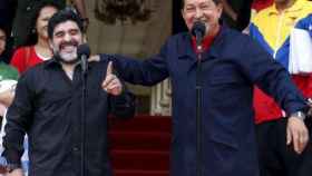 Maradona junto a Chávez.