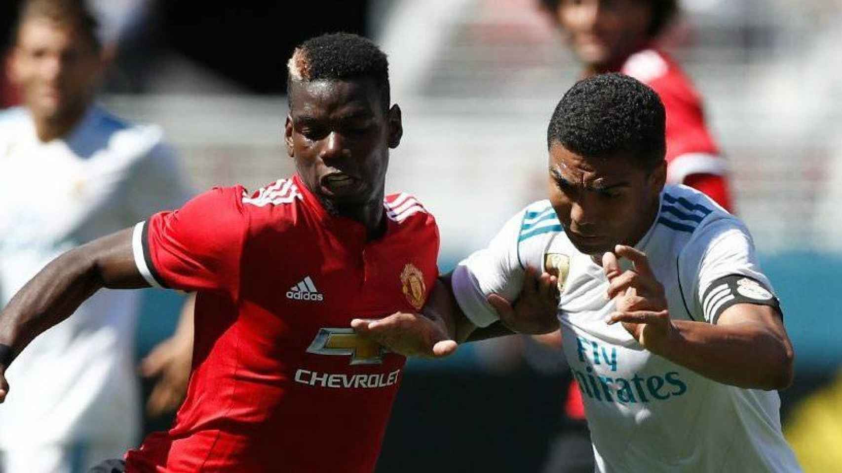 Casemiro y Pogba pugnan por un balón en el Madrid-United