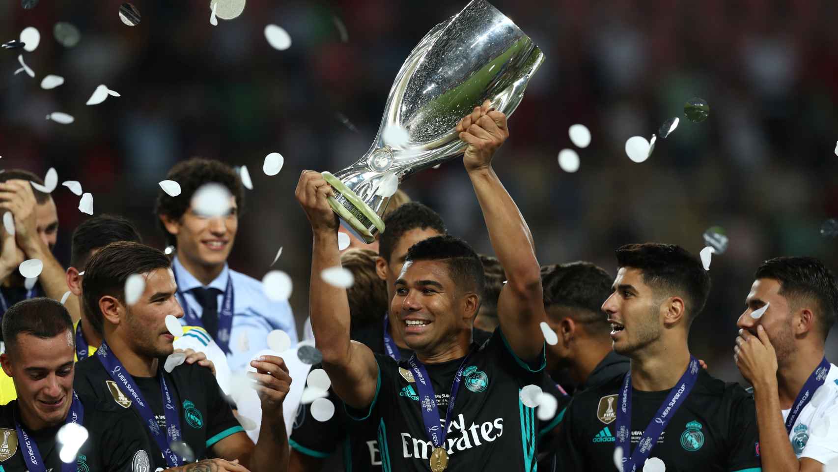Casemiro, con el trofeo de la Supercopa de Europa.