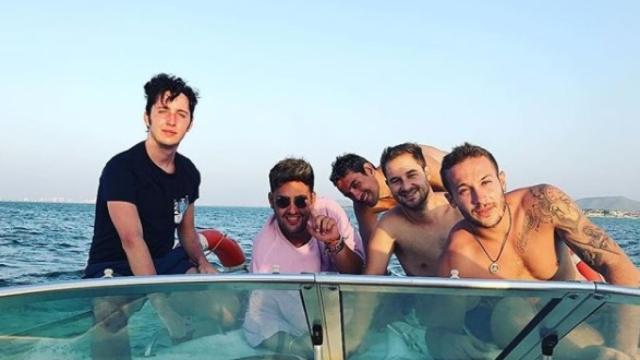 Francisco Nicolás y sus amigos a bordo de un barco en La Manga.