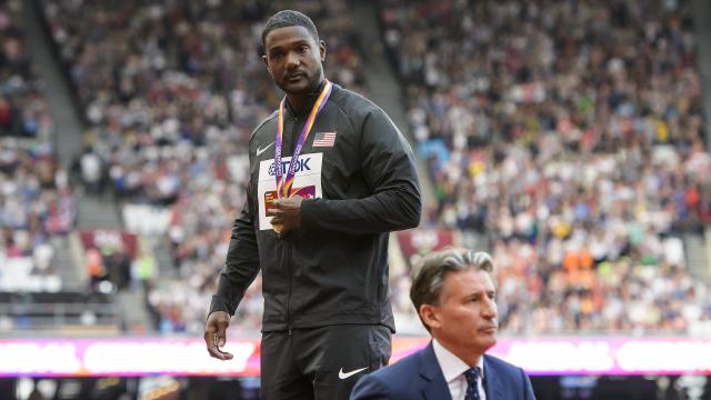 Justin Gatlin en lo más alto del último podio mundial de los 100 metros lisos.