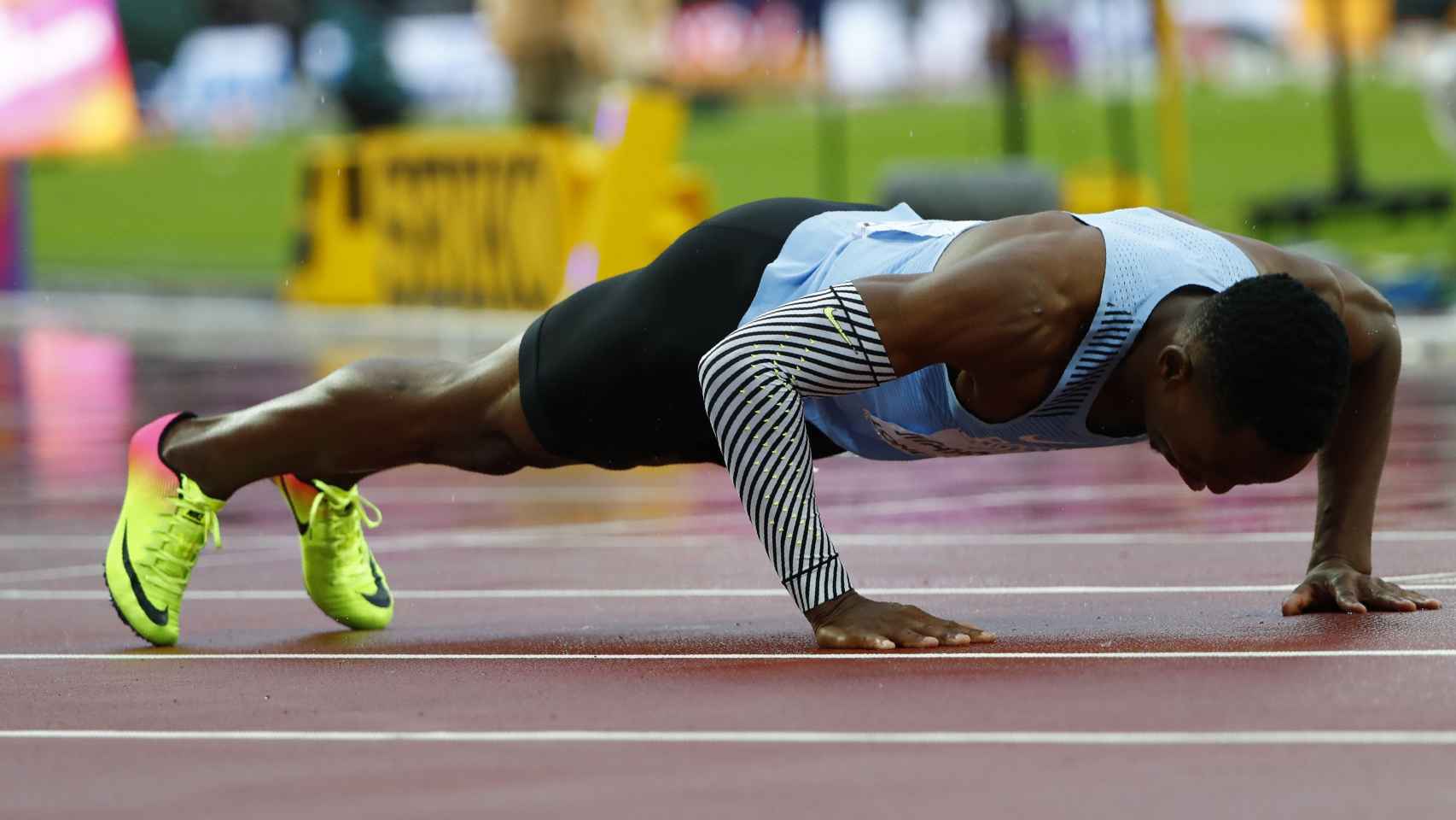 Makwala haciendo flexiones después de correr solo su eliminatoria de 200m.