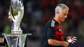 Mourinho se quita la medalla tras la Supercopa de Europa.