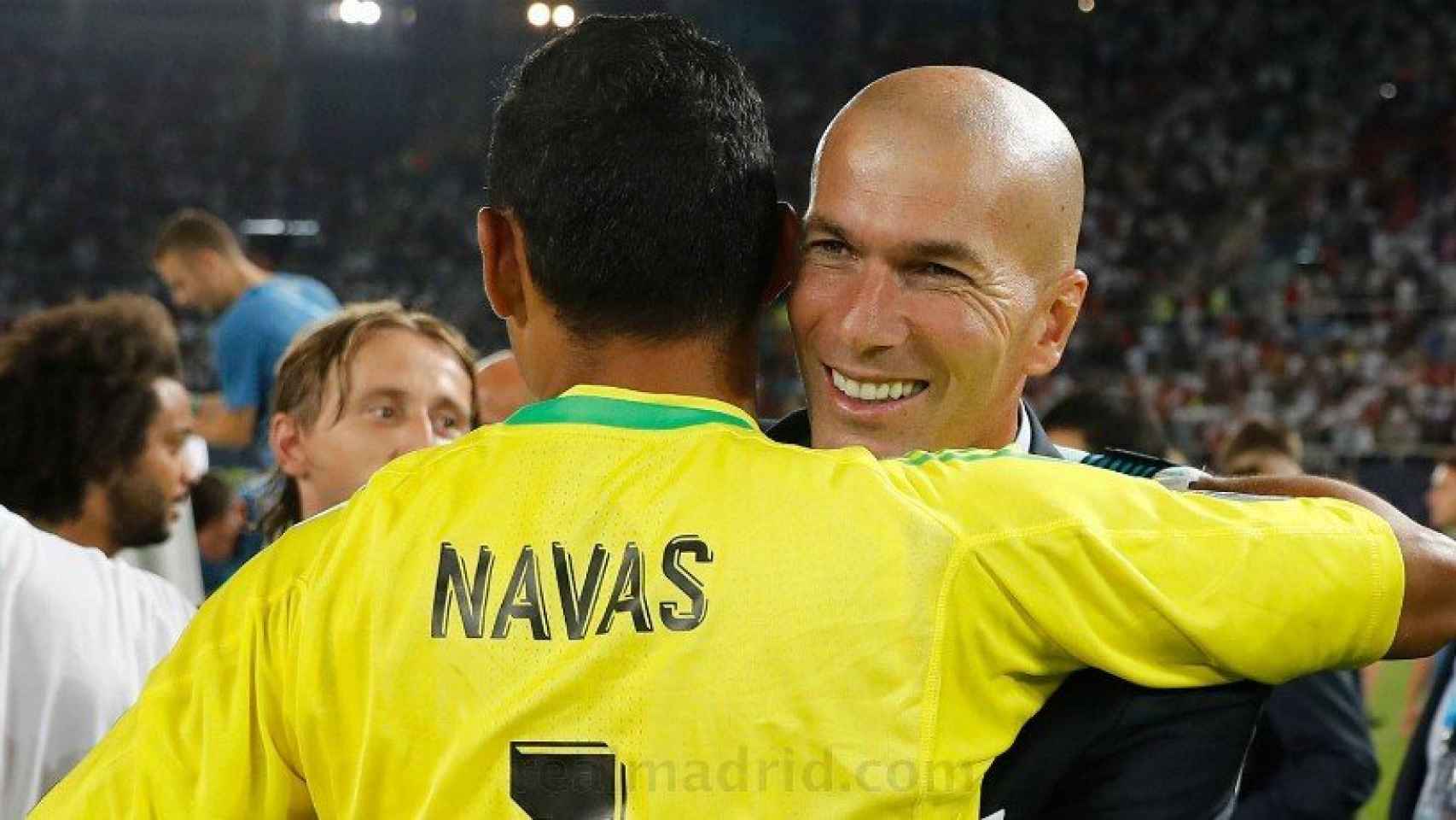 Zidane se abraza con Keylor tras el final de la Supercopa