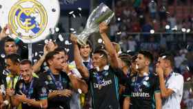 Casemiro levanta la Supercopa de Europa con sus compañeros.