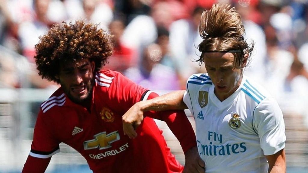 Luka Modric luchando un balón contra Fellaini