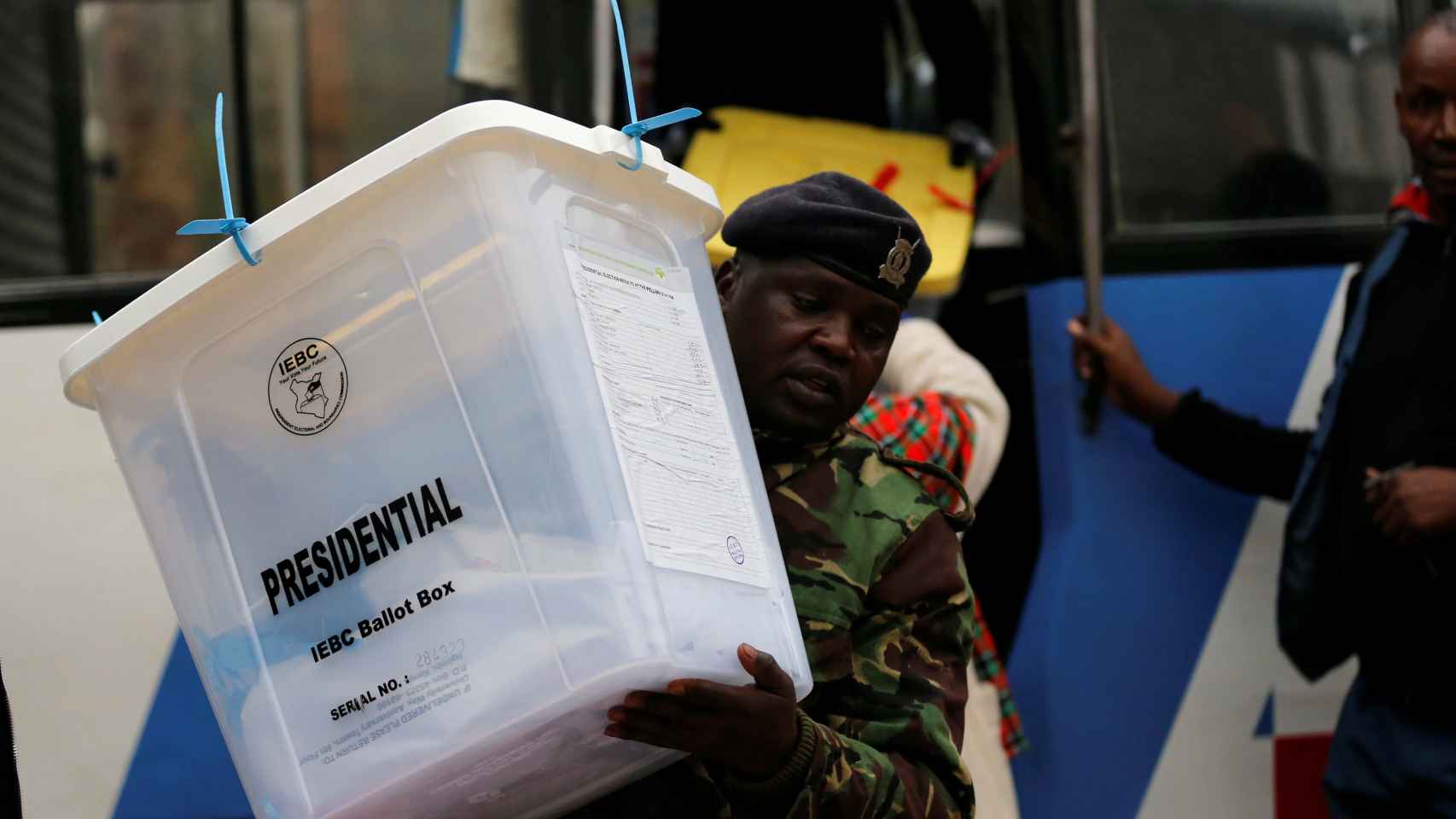 Agente de seguridad con una de las urnas en Nairobi