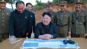 El líder de Corea del Norte, Kim Jong Un (c), tras realizar una prueba de misiles balísticos.
