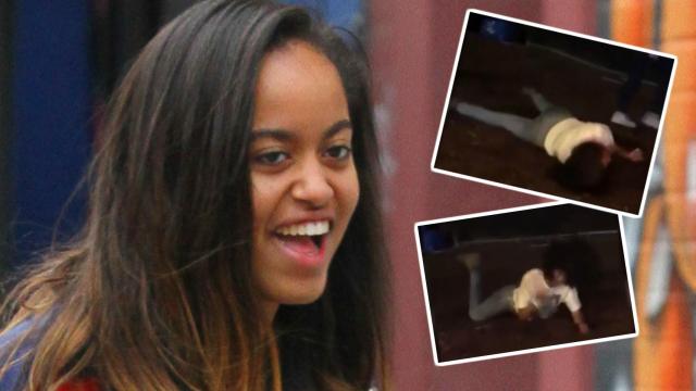 Malia Obama disfruta de la música junto a una amiga.