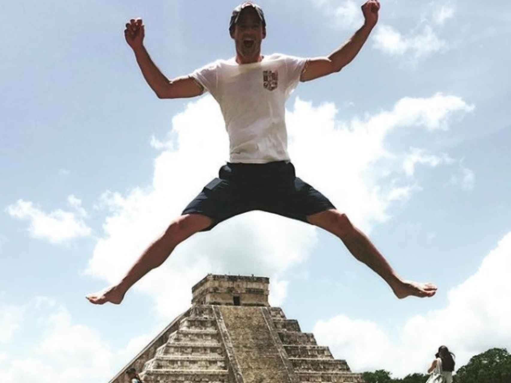 El jinete, en una divertida instantánea en la ciudad maya.