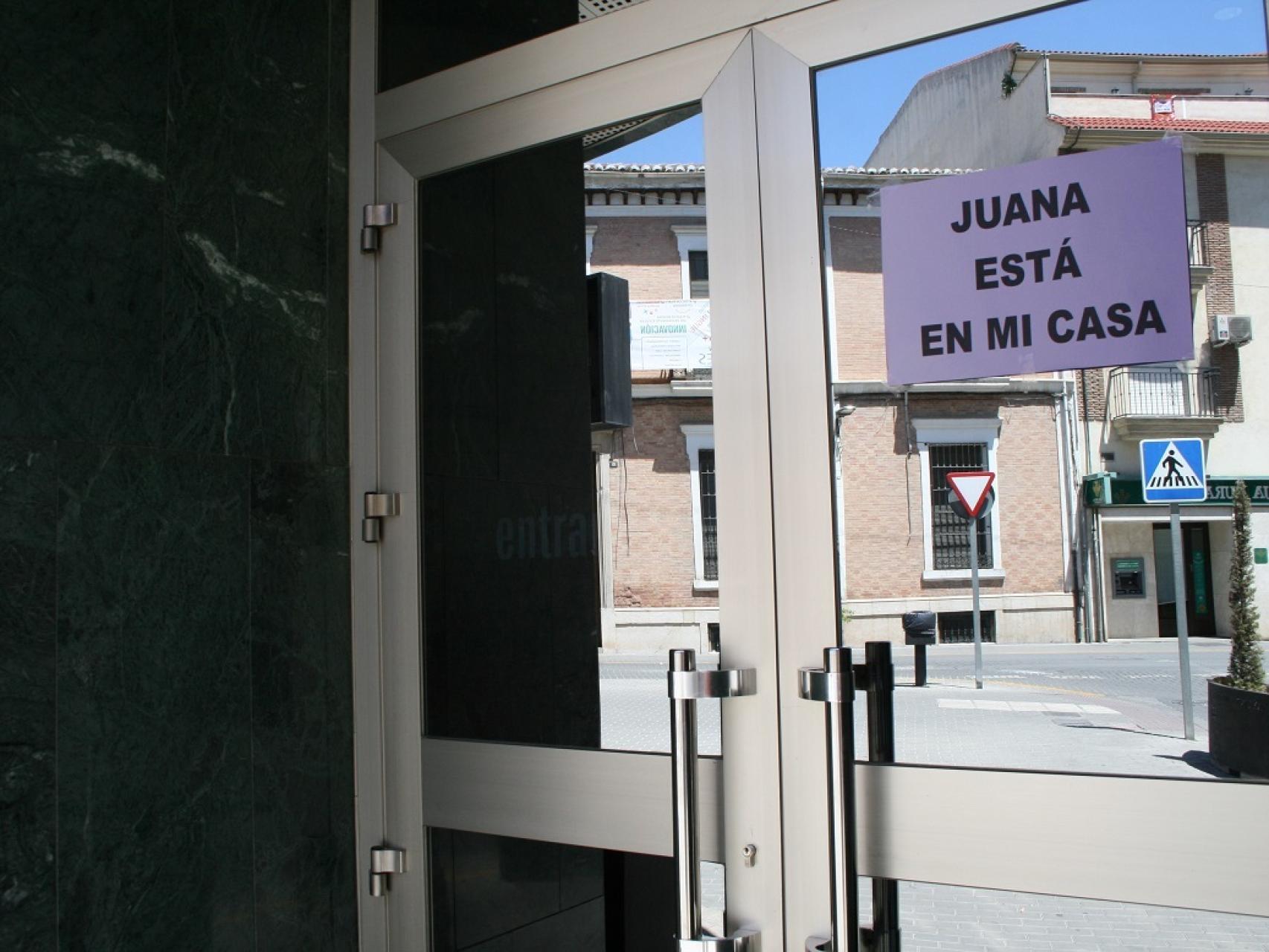 De los comercios y viviendas de Maracena cuelgan carteles que dicen que Juana Rivas está allí