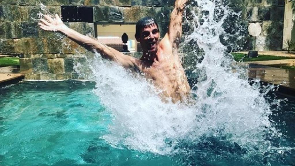 José Bono Jr., en una de las piscinas del exclusivo hotel cinco estrellas en el que se aloja.