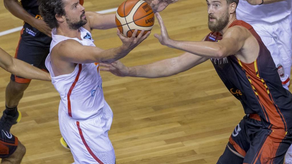 Sergio Llull intenta anotar ante Bélgica.