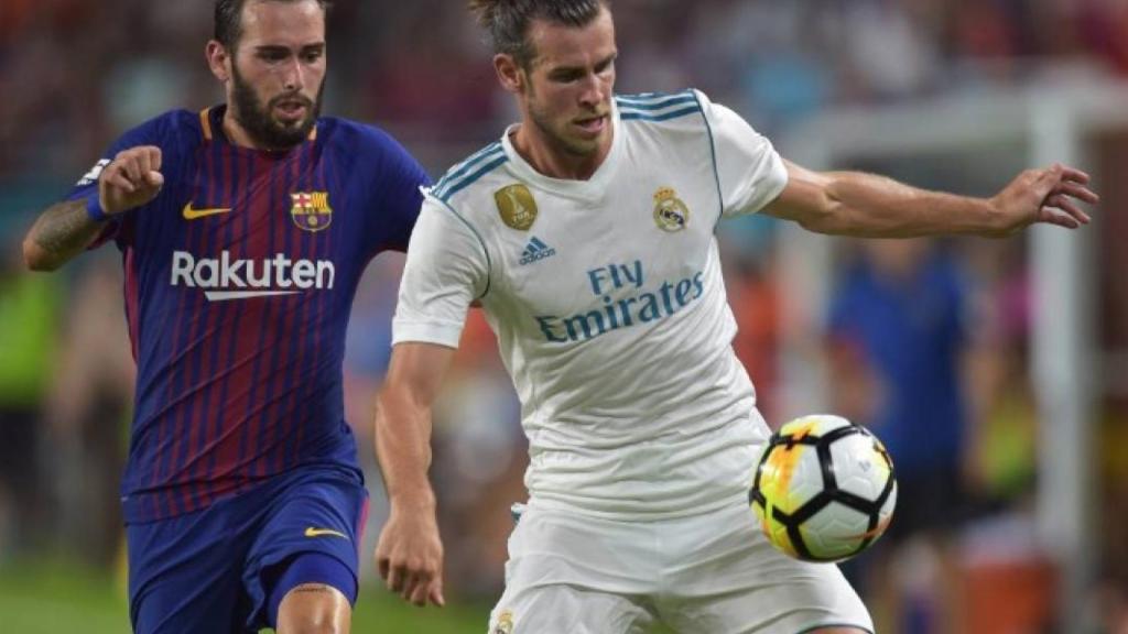 Aleix Vidal pelea con un balón con Gareth Bale durante la gira estadounidense