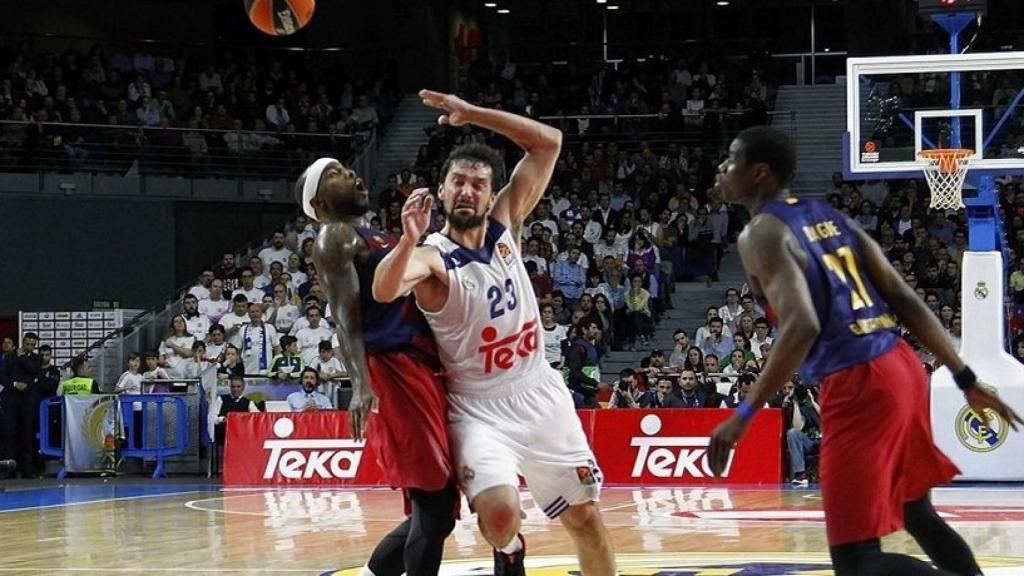 Llull disputa un balón ante Rice. Foto: Euroleague.net