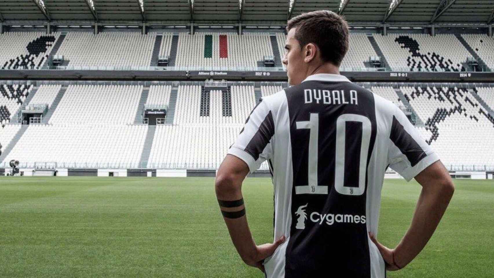 Dybala posa en el Juventus Stadium. Foto Twitter (@PauDybala_JR)