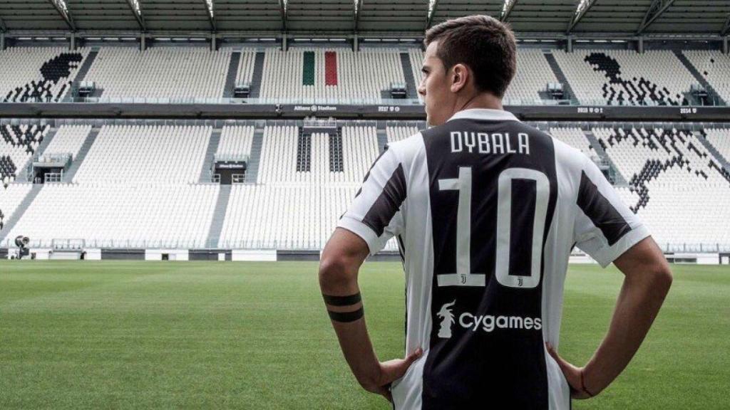 Dybala posa en el Juventus Stadium. Foto Twitter (@PauDybala_JR)