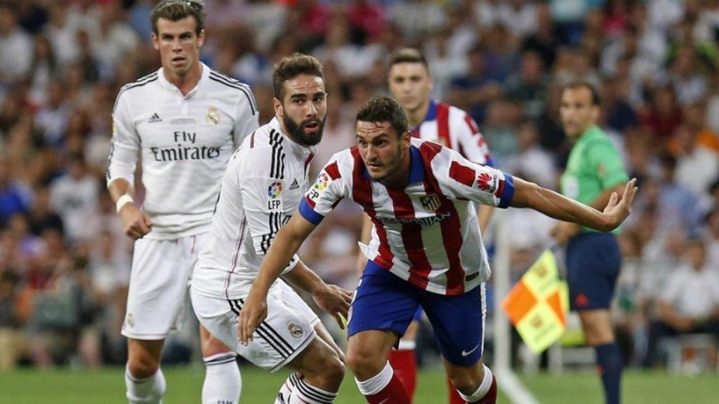 Koke, ante Carvajal, durante la Supercopa de 2014. Foto atleticodemadrid.com