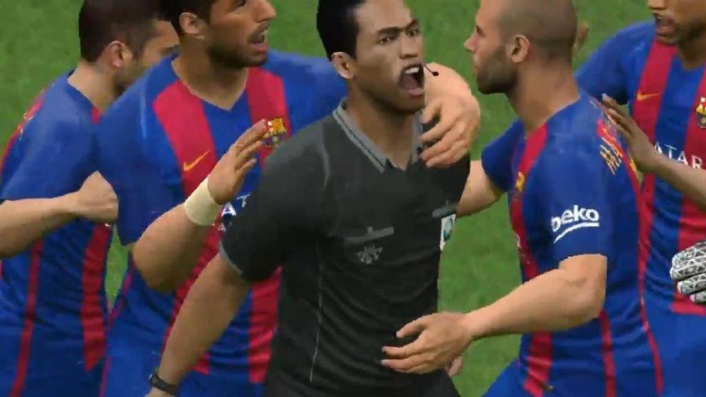 El Barcelona celebra un gol en el PES... ¡con el árbitro!