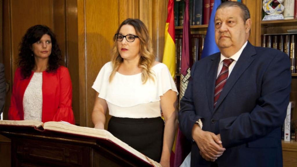 Díaz promete su cargo escoltada por Navarrete y Fernández Vaquero. Foto: Héctor Martín.