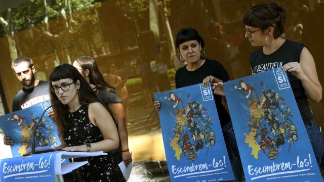 La portavoz de Arran, Mar Ampurdanès, y las diputadas de la CUP, Anna Gabriel, y Mireia Vehí, durante la presentación de su campaña conjunta para el referéndum del 1-O.