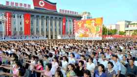 Miles de coreanos participan en una manifestación a favor de su líder
