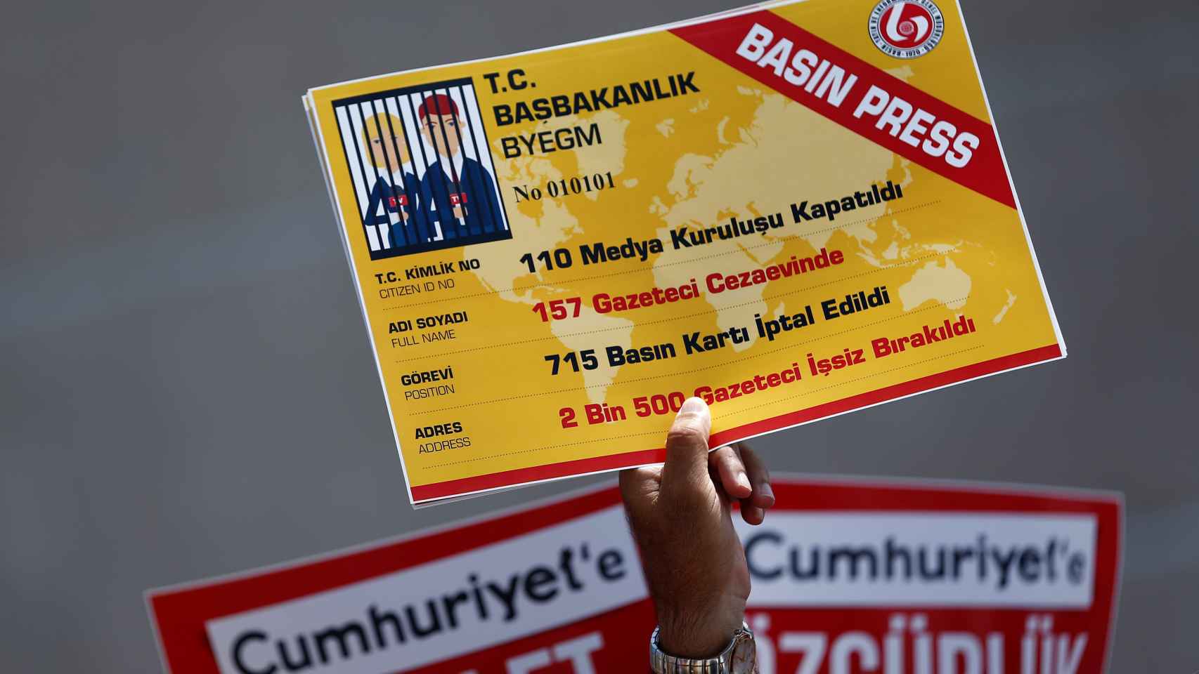 Pancarta por la libertad de prensa durante una manifestación en Estambul