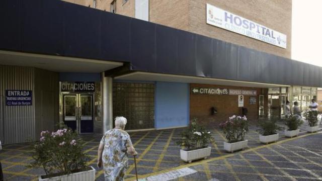 Una mujer en las puertas del Hopital Clínico Universitario, en Valladolid.