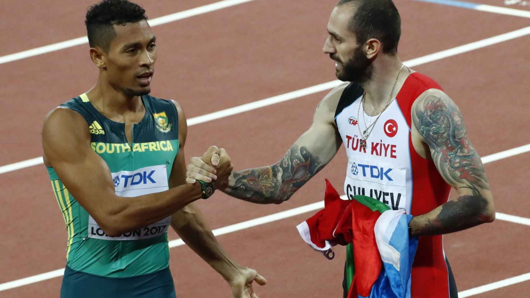 Guliyev y Van Niekerk se dan la mano después de la final de los 200m.